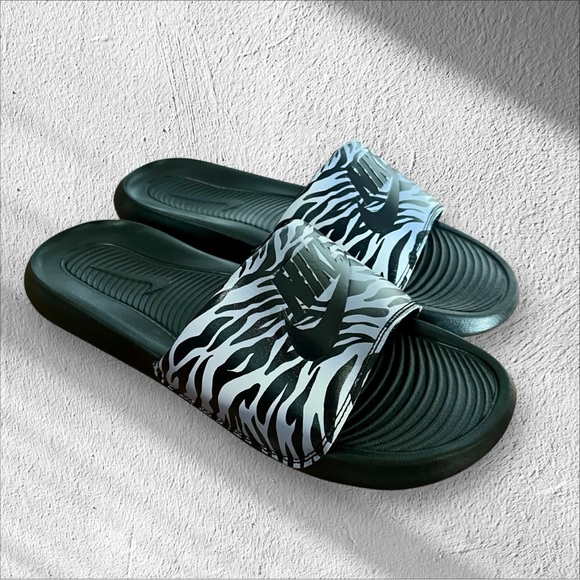 Nike Women's Victori One Slide Sandals Black Metal Silver Size 9 New Without Box - Picture 1 of 9